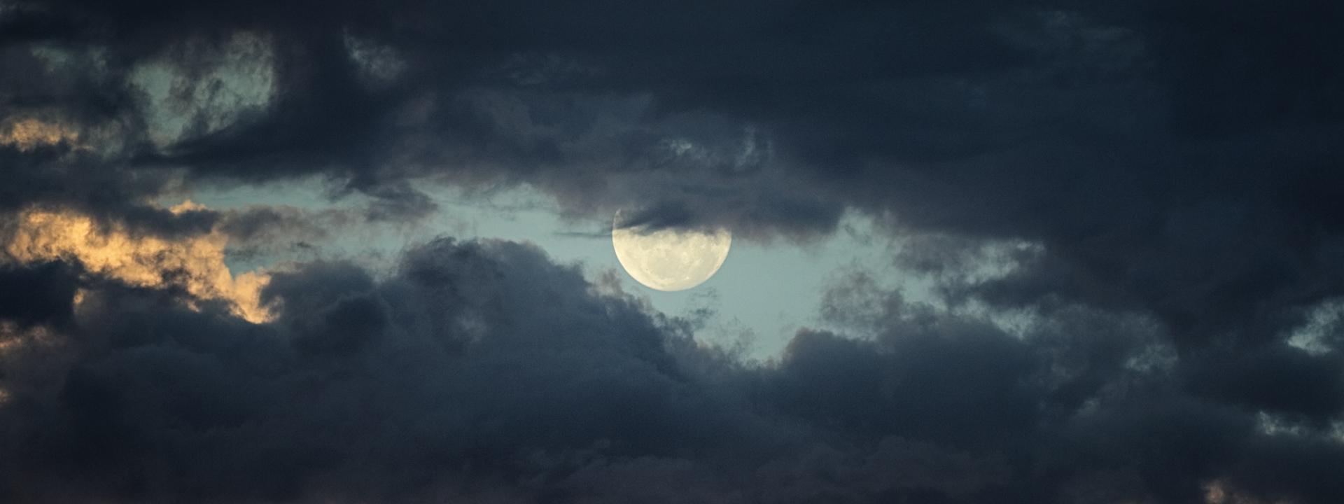 La luna nascosta tra le nuvole