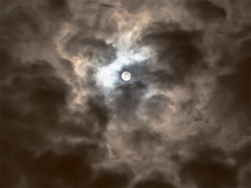 Luna piena dietro le nuvole